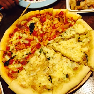 生地から作る本格バジルトマトとツナマヨの2色ピザ